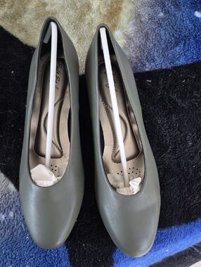 Soft Style Olive Green Women's Pumps